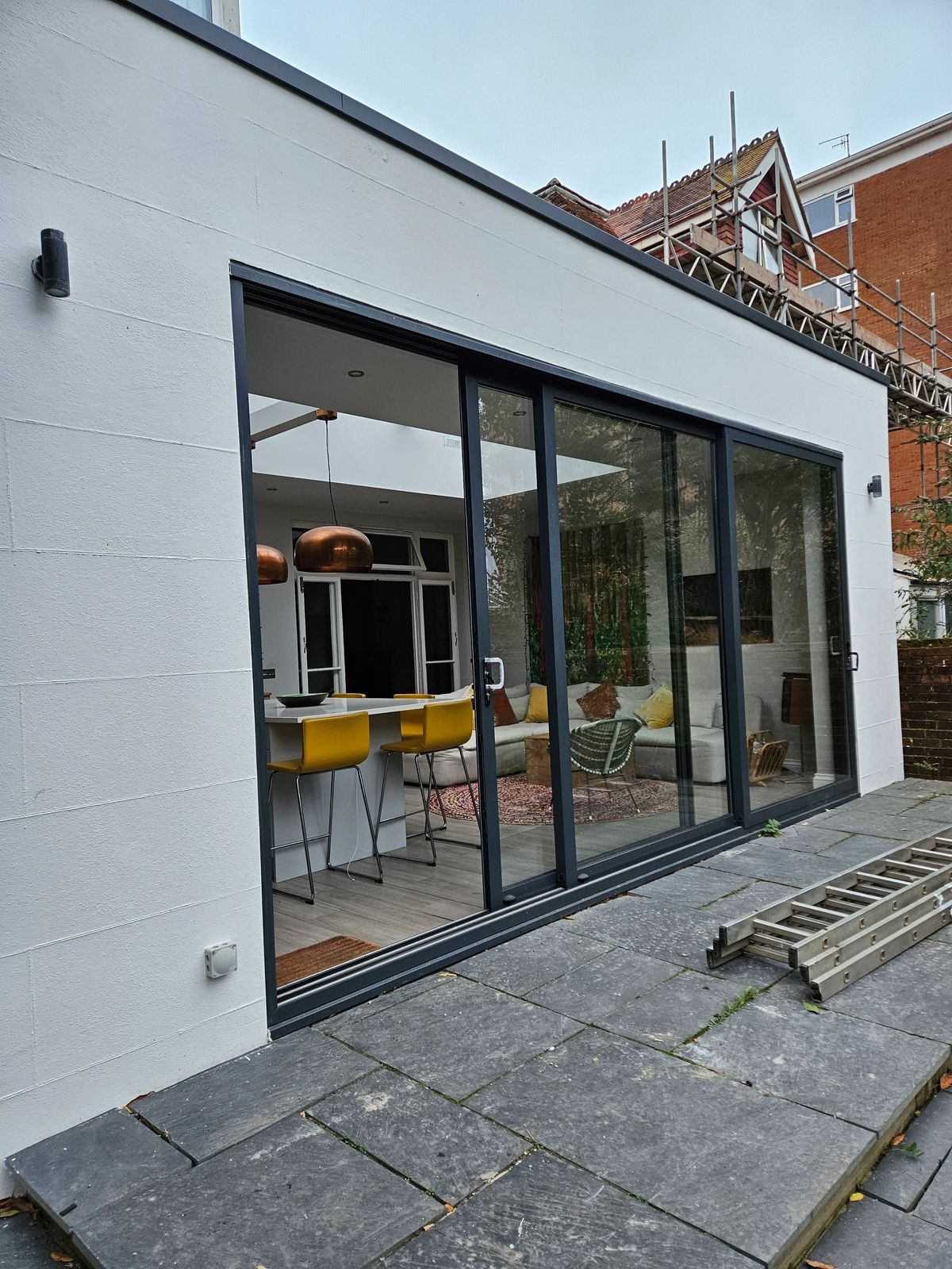 Flat roof extension with a finished edge