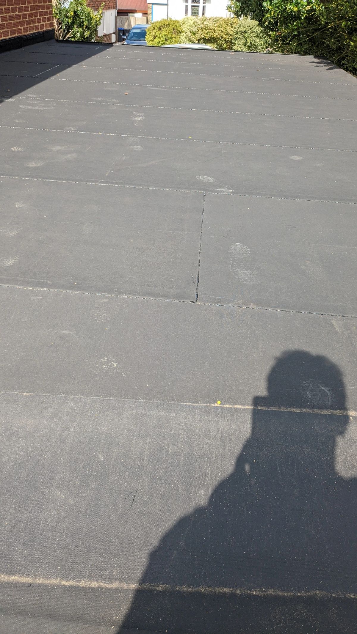 Finished flat roof edge with anthracite wall capping